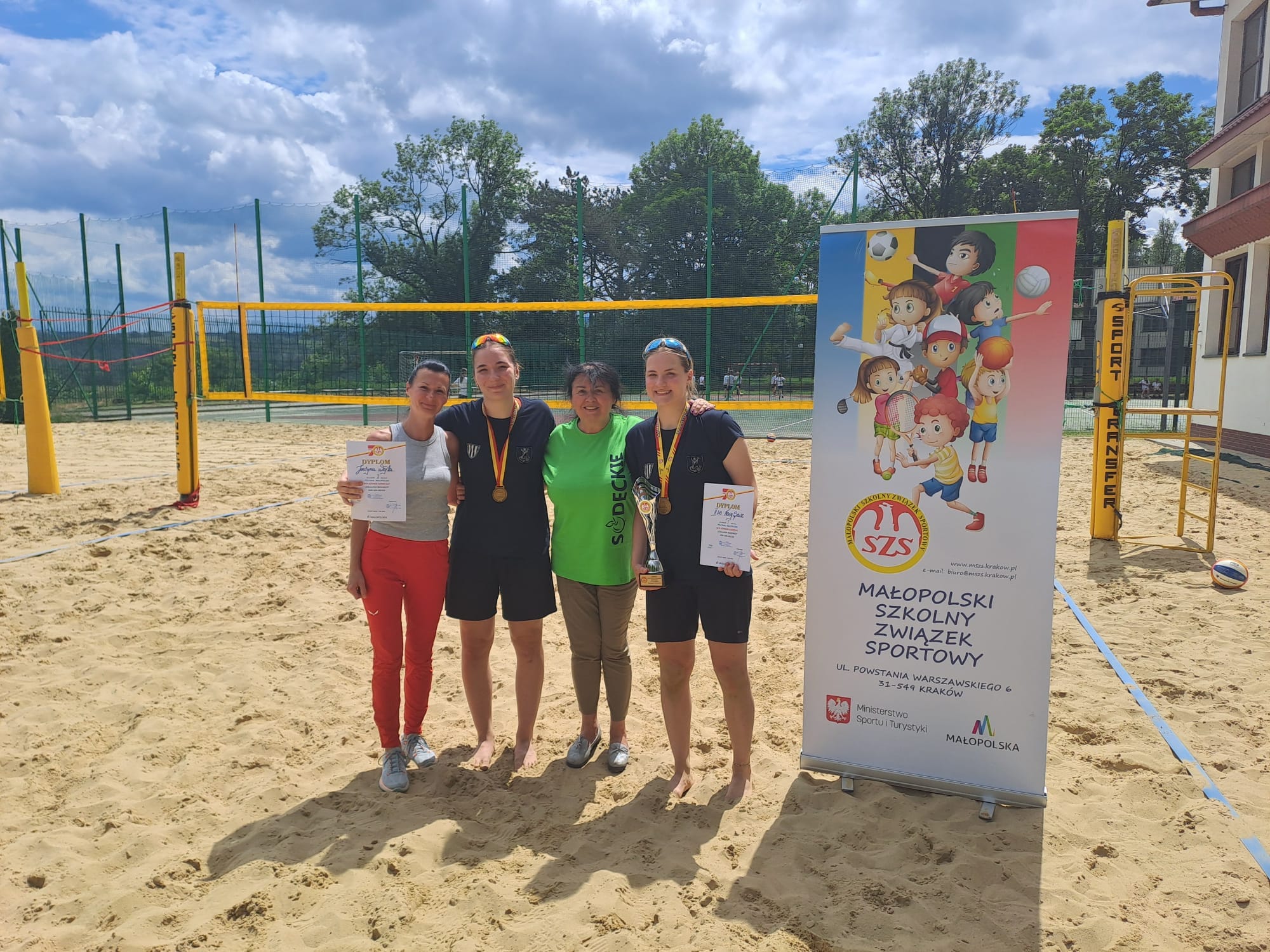 Zdjęcie tytułowe plazowa-dziewczat-polfinal-436de1432-7fed-4e7c-beda-33ac7e3c3027.jpg w newsie Licealiada Młodzieży Szkolnej w Siatkówce plażowej dziewcząt - Małopolski półfinał